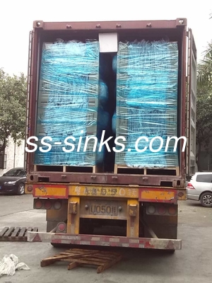 ট্রাফিক এলাকায় দীর্ঘস্থায়ী স্থায়িত্বের জন্য 18 গজ স্টেইনলেস স্টীল ডাবল বোল সিঙ্ক সাউন্ড ডাম্পিং এবং ড্রেনার সহ